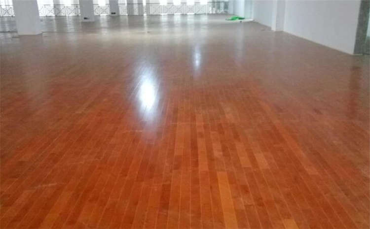 體育木地板價格再降點？