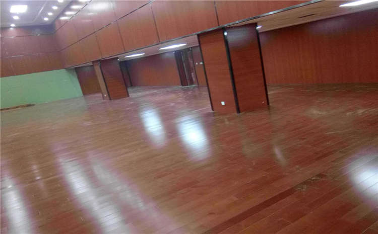 給體育木地板打蠟搞錯(cuò)了吧？