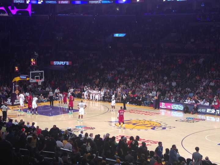 NBA地板都那么貴，那看一場(chǎng)NBA比賽需要花多少錢